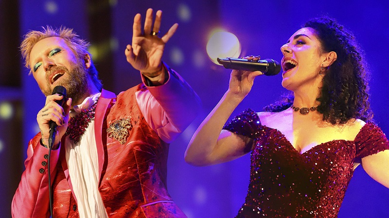 Rikard Sderberg & Negar Zarassi med NKO p Naturscen - bussresa